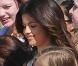 Selena Gomez tourne son clip sur la plage avec entourée d'une foule de jeunes filles à Los Angeles le 13 février 2011  