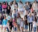 Selena Gomez tourne son clip sur la plage avec entourée d'une foule de jeunes filles à Los Angeles le 13 février 2011  