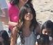 Selena Gomez tourne son clip sur la plage avec entourée d'une foule de jeunes filles à Los Angeles le 13 février 2011  