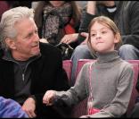 Michael Douglas et son adorable fille lors d'un match de Hockey à New York le 13 février dernier. L'acteur américain est en forme !
