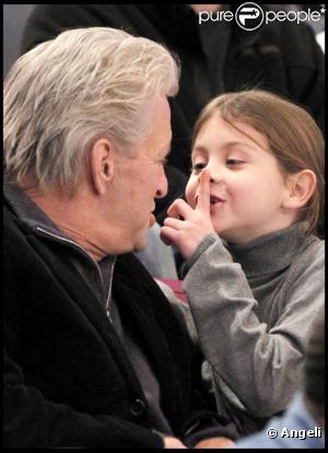 Michael Douglas et son adorable fille lors d'un match de Hockey à New York le 13 février dernier. L'acteur américain est en forme !