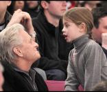 Michael Douglas et son adorable fille lors d'un match de Hockey à New York le 13 février dernier. L'acteur américain est en forme !