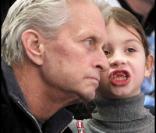 Michael Douglas et son adorable fille lors d'un match de Hockey à New York le 13 février dernier. L'acteur américain est en forme !