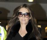  Elizabeth Hurley arrive à l'aéroport d'Heathrow à Londres le 16 février 2011 