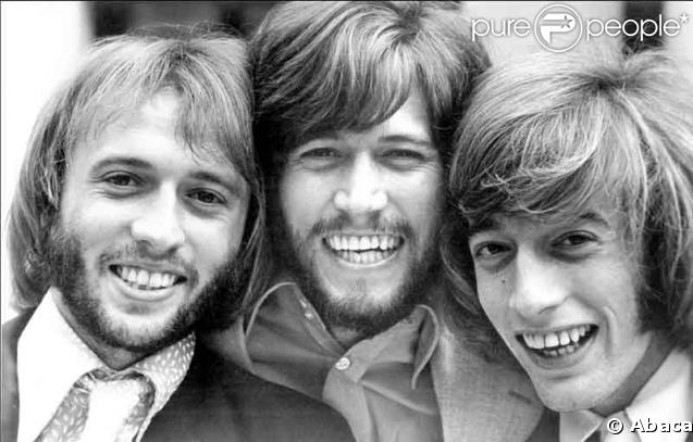 Robin Gibb des Bee Gees (à droite)