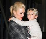 Gwen Stefani et son fils Kingston, à l'aéroport de Los Angeles, le samedi 19 février 2011.