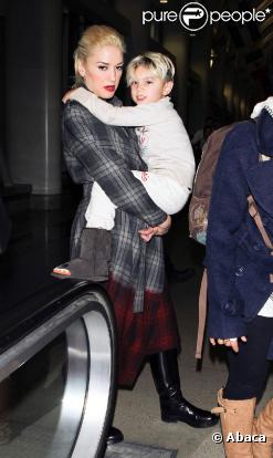Gwen Stefani et son fils Kingston, à l'aéroport de Los Angeles, le samedi 19 février 2011.