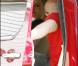 Britney Spears se rend dans une pizzeria, lundi 21 février, avec son garde du corps, en Louisiane.