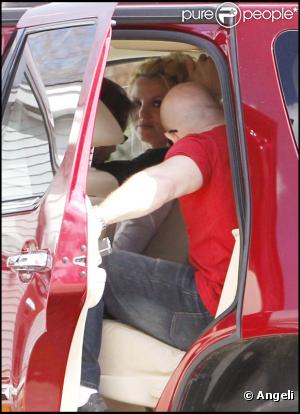Britney Spears se rend dans une pizzeria, lundi 21 février, avec son garde du corps, en Louisiane.