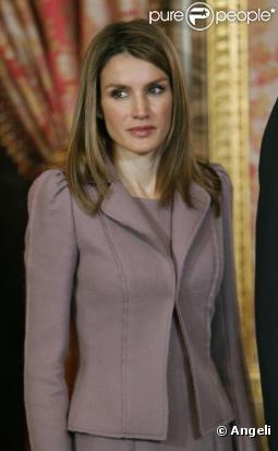 Letizia d'Espagne reçoit le président israélien Shimon Peres au palais de Zarzuela à Madrid, le 21 février 2011.