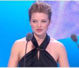 Mélanie Thierry remet le César du Meilleur second rôle masculin, lors de la 36e nuit des César, vendredi 25 février 2011.