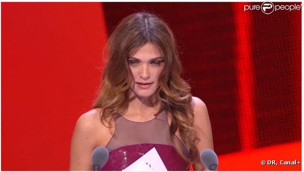 Elisa Sednaoui remet le prix des Meilleurs costumes, lors de la 36e nuit des César, vendredi 25 février 2011.