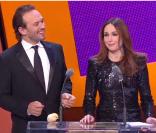 Vincent Perez (avec un poussin !) et Elsa Zylberstein remettent le prix du Meilleur montage, lors de la 36e nuit des César, vendredi 25 février 2011.