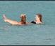 Satya Oblet et sa chérie à la plage à St Barth, le 10 février 2011