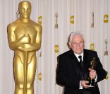 David Seidler, Oscar du meilleur scénario original pour Le Discours d'un roi, lors de la cérémonie des Oscars le 27 février 2011 à Los Angeles