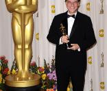 Aaron Sorkin, Oscar de la meilleure adaptation pour The Social Network, lors de la cérémonie des Oscars le 27 février 2011 à Los Angeles