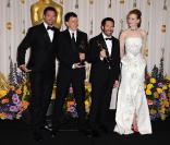 Trent Reznor et Atticus Ross, Oscar de la meilleure bande-originale pour The Socital Network, entourés de Hugh Jackman et Nicole Kidman lors de la cérémonie des Oscars le 27 février 2011 à Los Angeles