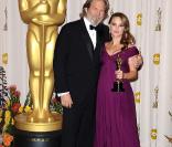 Jeff Bridges et Natalie Portman (Oscar de la meilleure actrice pour Black Swan) lors de la cérémonie des Oscars le 27 février 2011 à Los Angeles