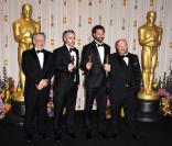 Steven Spielberg avec les gagnants de l'OScar du meilleur film (Le Discours d'un roi), Emile Sherman, Iain Canning et Gareth Unwin lors de la cérémonie des Oscars le 27 février 2011 à Los Angeles