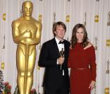 Tom Hooper, Oscar du meilleur réalisateur (Le Discours d'un roi) avec Kathryn Bigelow lors de la cérémonie des Oscars le 27 février 2011 à Los Angeles