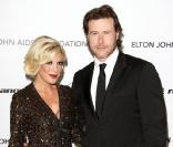 Tori Spelling et Dean McDermott à la 19ème édition de la Elton John AIDS Foundation organisé à Los Angeles, le 27 février 2011.