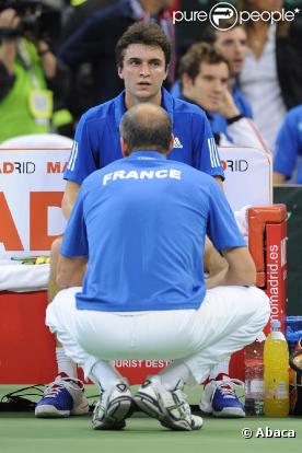 Le 28 février, dans les colonnes de  L'Equipe , Gilles Simon se livre à une mise au point musclée concernant ses participations en équipe de France et ses relations avec le capitaine Guy Forget.