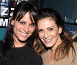 Koxie et Elsa Fayer lors de la soirée organisée afin de célébrer le succès de la websérie Buzz moi ainsi que la sortie du single de Koxie Le Prince Charmant et enfin son anniversaire le 26 février 2011 au Café Baci à Paris