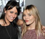 Koxie et Justine Fraioli lors de la soirée organisée afin de célébrer le succès de la websérie Buzz moi ainsi que la sortie du single de Koxie Le Prince Charmant et enfin son anniversaire le 26 février 2011 au Café Baci à Paris