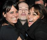 Koxie et Shirley Bousquet entourent Alain Bouzigues lors de la soirée organisée afin de célébrer le succès de la websérie Buzz moi le 26 février 2011 au Café Baci à Paris