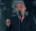 Gaëtan Roussel interprète le titre  Help Myself , lors de la seconde moitié des Victoires de la Musique 2011, mardi 1er mars sur France 2.