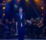 Stromae interprète son tube  Alors on danse , lors de la seconde moitié des Victoires de la Musique 2011, mardi 1er mars sur France 2.