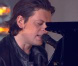 Benjamin Biolay interprète  Ton héritage , lors de la seconde moitié des Victoires de la Musique 2011, mardi 1er mars sur France 2.