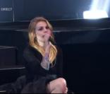 Béatrice Martin (Coeur de Pirate) rend hommage à Serge Gainsbourg, lors de la seconde moitié des Victoires de la Musique 2011, mardi 1er mars sur France 2.