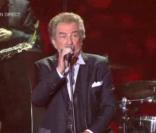 Eddy Mitchell interprète  Laisse le bon temps , lors de la seconde moitié des Victoires de la Musique 2011, mardi 1er mars sur France 2.