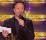 Stéphane Bern remet la Victoire de l'Artiste interprète féminine, lors de la seconde moitié des Victoires de la Musique 2011, mardi 1er mars sur France 2.