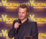 C'est Sinclair qui remet la Victoire de l'Album de l'année  , lors de la seconde moitié des Victoires de la Musique 2011, mardi 1er mars sur France 2.