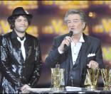 Matthieu Chedid et Eddy Mitchell sur la scène du Palais des Congrès de Paris pour la Victoires de la Musique 2011, mardi 1er mars.