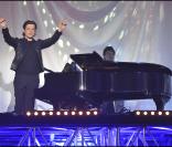 Benjamin Biolay se produit sur la scène du Palais des Congrès de Paris pour la Victoires de la Musique 2011, mardi 1er mars.