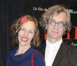 Wim Wenders et sa femme lors de l'avant-première du film Pina au théâtre de la Ville à Paris le 2 mars 2011