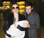 Orlando Bloom et Miranda Kerr arrivent à l'aéroport de Paris avec leur adorable bébé, le 2 mars 2011.