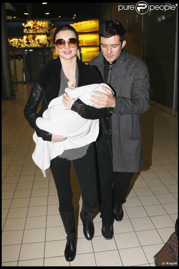 Orlando Bloom et Miranda Kerr arrivent à l'aéroport de Paris avec leur adorable bébé, le 2 mars 2011.