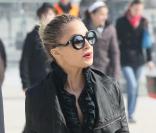 Nicole Richie s'offre une séance de shopping à Paris avant de se rendre à un défilé à la Pyramide du Louvre, samedi 5 mars, à Paris.