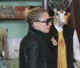 Nicole Richie s'offre une séance de shopping à Paris avant de se rendre à un défilé à la Pyramide du Louvre, samedi 5 mars, à Paris.
