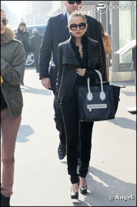 Nicole Richie s'offre une séance de shopping à Paris avant de se rendre à un défilé à la Pyramide du Louvre, samedi 5 mars, à Paris.