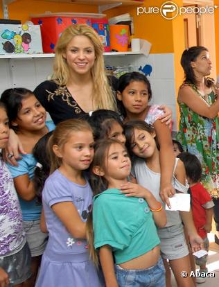 Shakira : à Buenos Aires durant son tour de l'Amérique du Sud, rencontre le chef du gouvernement de la ville Mauricio Macri afin d'inaugurer une école élémentaire le 5 mars 2011 en Argentine 