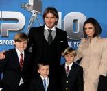 David et Victoria Beckham en compagnie de leurs trois garçons lors de la remise des trophées de la chaîne BBC Sports à Birminghan en décembre 2010