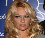 Pamela Anderson a la fondation Bardot a Paris en Fevrier 2008