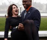 Carl Lewis et Nadia Comaneci, deux légendes olympiques vivantes, donnaient le coup d'envoi de la mise en vente des billets pour les JO 2012, le 15 mars 2011, à Londres, devant Tower Bridge.