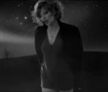 Mylène Farmer dans le clip du single-titre de son huitième album,  Bleu noir , réalisé par Olivier Dahan.