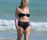 Ke$ha en pleine tournée en Australie, se détend avec des amis sur la plage d'Adelaide, le 15 mars 2011.